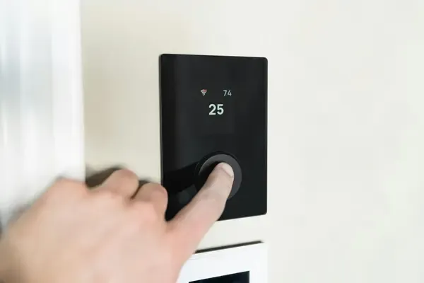 Hand am Smart-Thermostat