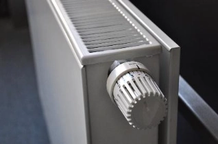 Weißer Heizkörper mit Thermostatventil